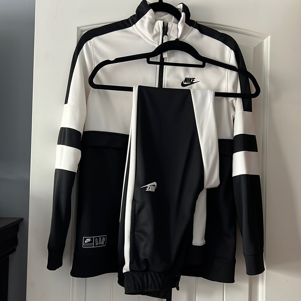 Nike Air Big Boys Tracksuit Size XL in Black/White AQ9423-010.